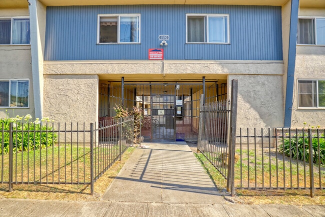 Building Photo - 1590 Oregon St