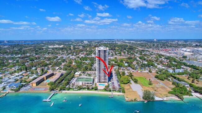 Building Photo - 5600 N Flagler Dr