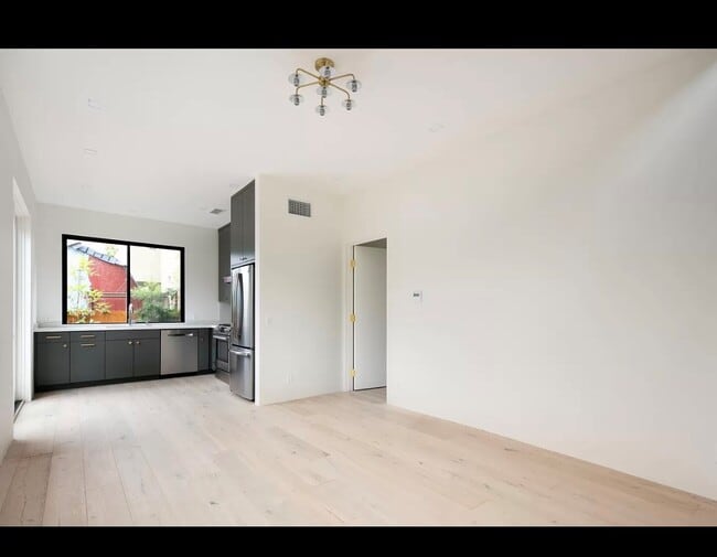 Building Photo - 633 Palms Blvd