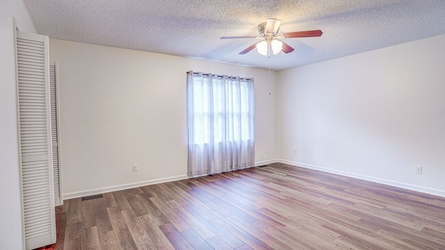 Building Photo - 2 Bdrm / 1.5 Bath Townhouse in Johnson Cit...