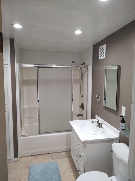 Building Photo - 534 W 39th St