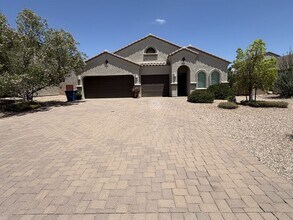 Building Photo - 4 bedroom plus Den 3 car garage with sparkling pool Vail School District