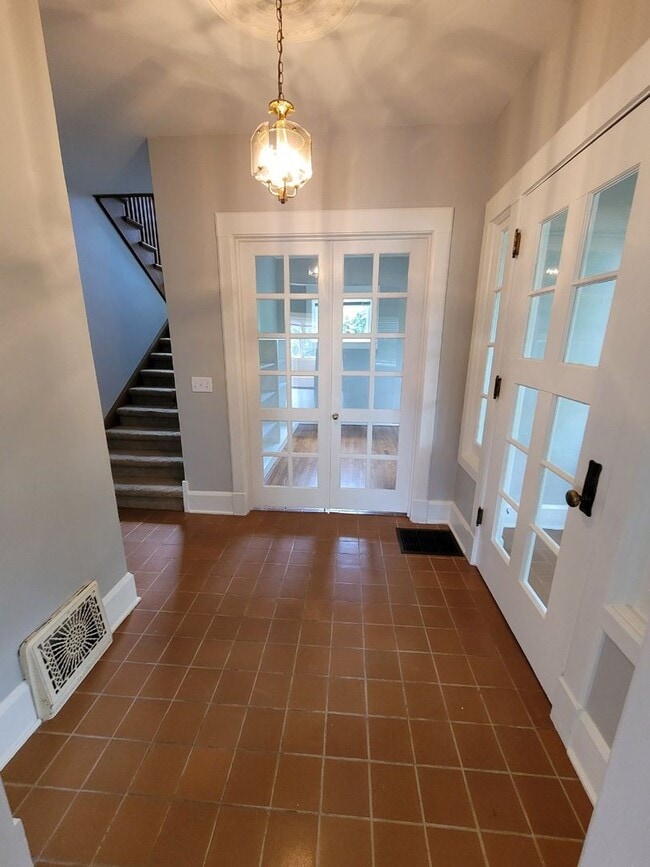 Building Photo - Beautiful 4 bedroom 1.5 house