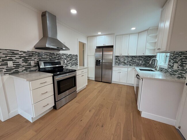 Building Photo - Spacious 4 Bedroom/2Bathroom Home in South San Francisco!