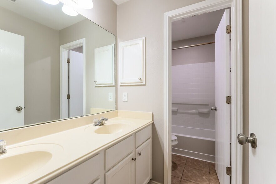 Building Photo - 10005 Sterling Pl Dr
