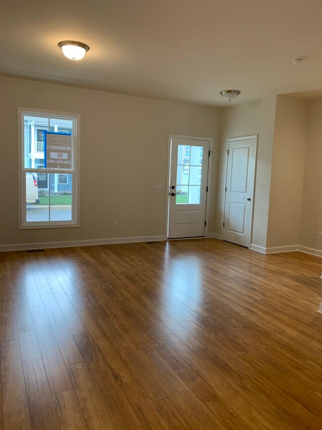 living room - 290 Hamilton Ave NW