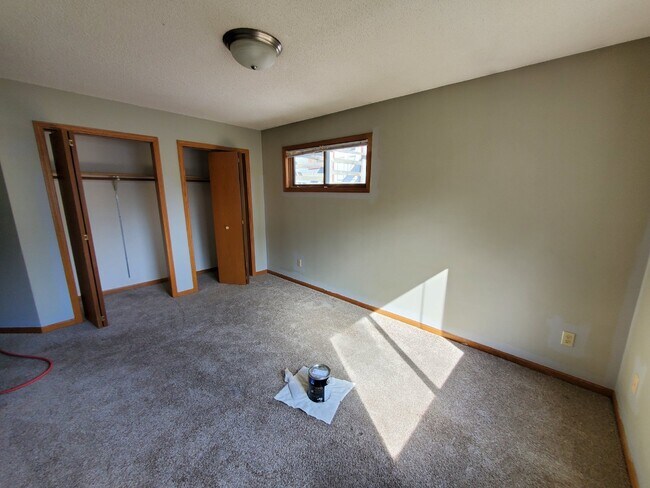 Building Photo - Gopher Nation Check out this 5 bedroom house with TWO massive living rooms