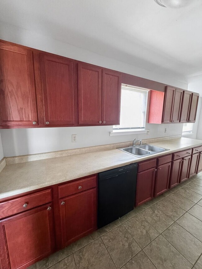 Building Photo - RATE DROP ALERT (was $2100/month) and MOVE-IN SPECIAL: $500 OFF 1ST MONTH'S RENT!**