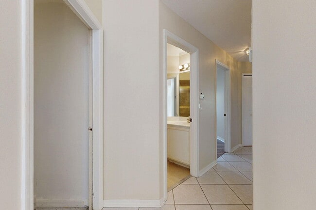 Building Photo - 967 SE Browning Ave