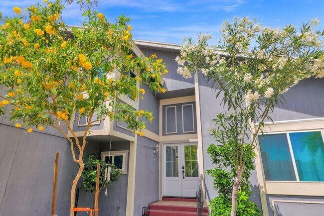 Building Photo - 2420 W Mandalay Ln