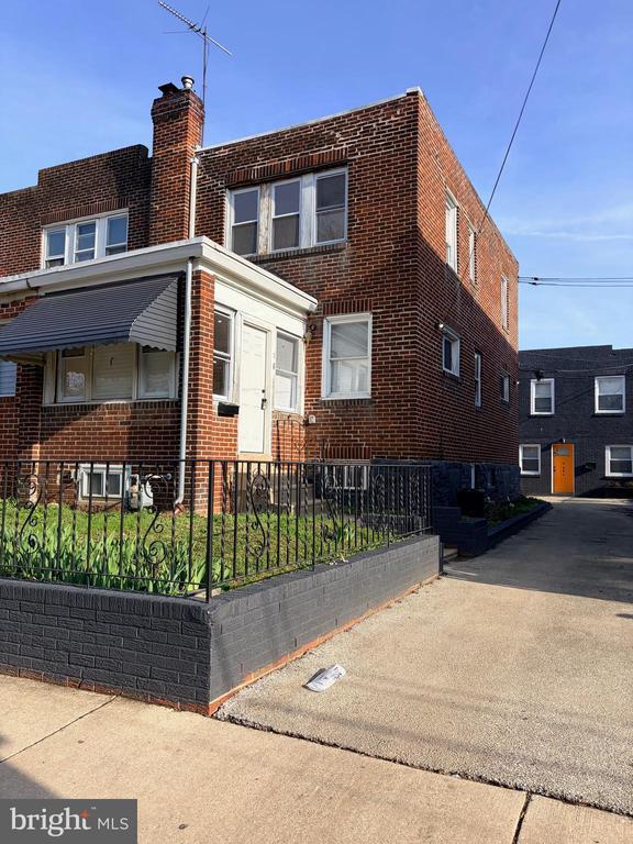 Building Photo - 220 N 9th St