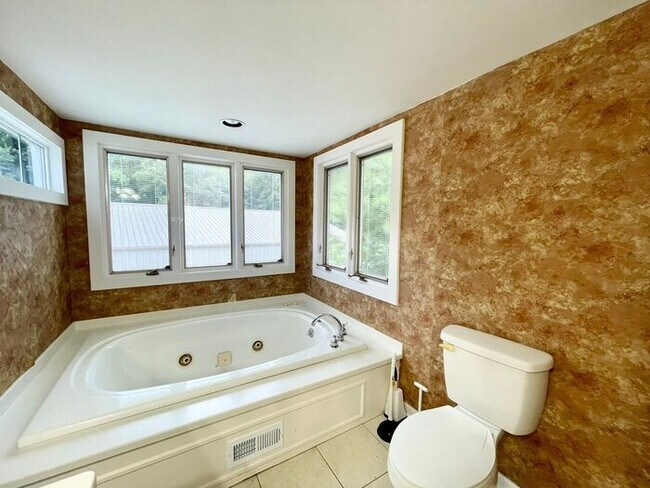 Building Photo - Lexington- Offering Self Guided Tour with RENTLY!