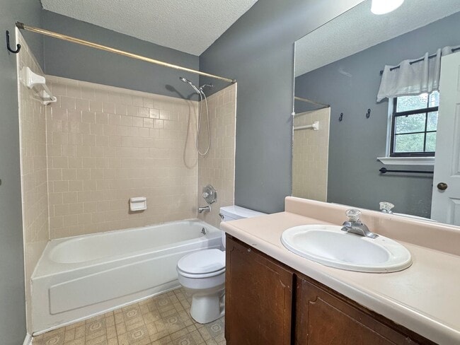 Building Photo - MOVE-IN READY!  [PET FRIENDLY]