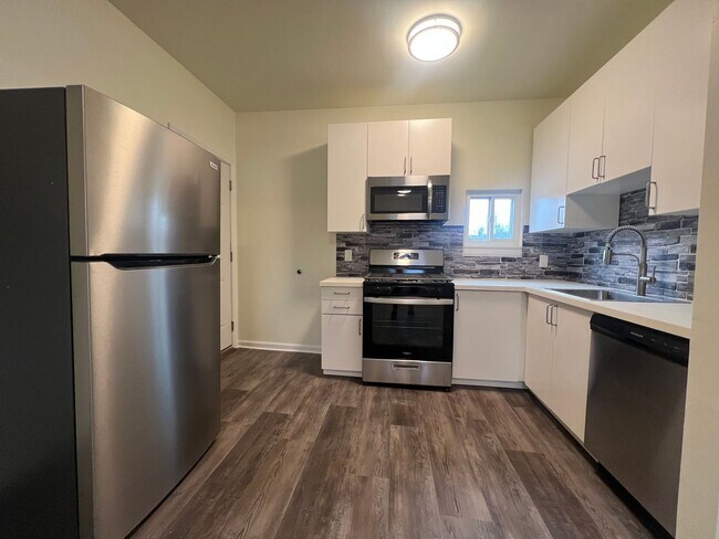 Building Photo - Updated 2BR Apartment Now Showing!