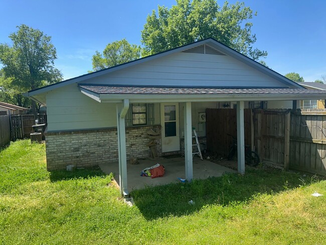 Building Photo - 2 Bedroom, 1 Bathroom, Right side of Duplex with fenced-in backyard and 1x Car Garage