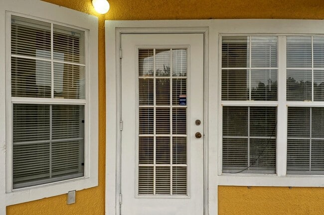 Building Photo - Beautiful 2 bed/2bath 2nd floor townhome i...