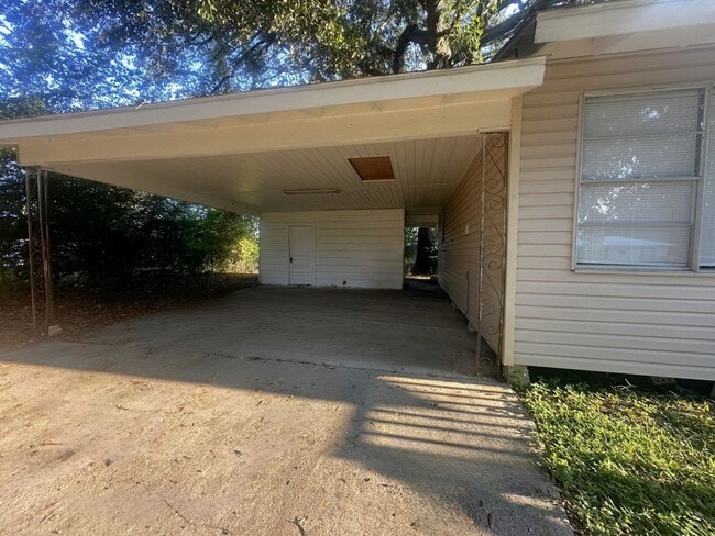 Building Photo - Cozy Charming Country Home