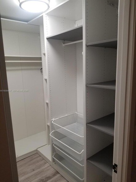 Building Photo - 2500 Parkview Dr