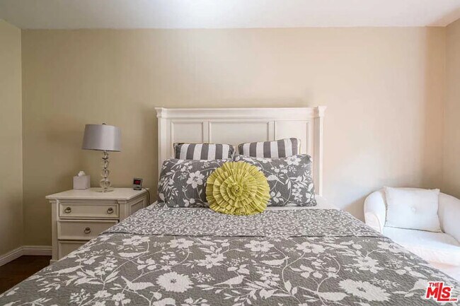 Building Photo - 5870 Green Valley Cir