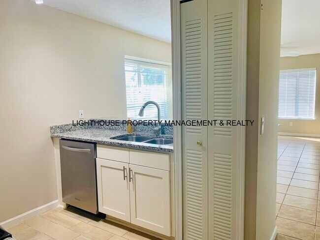 Building Photo - Renovated 2 Bed/1.5 Bath Jax Beach Townhom...