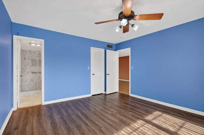 Building Photo - 9410 N Hollybrook Lake Dr