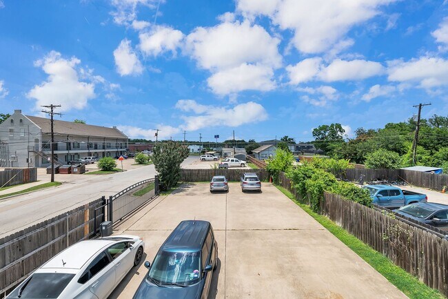 Building Photo - 1425 E James St