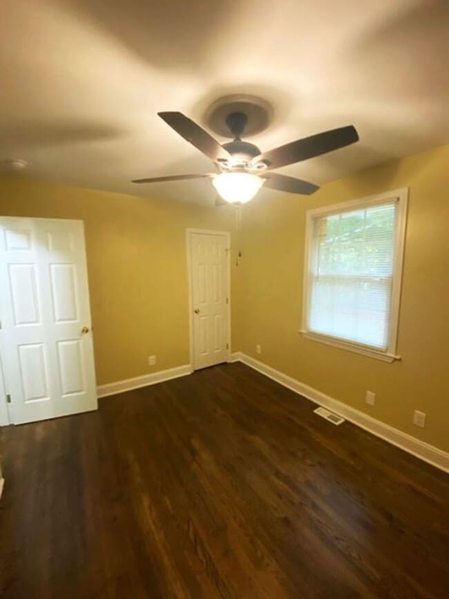 Building Photo - 100% Renovated! 3 Bedroom/1.5 Bathroom!