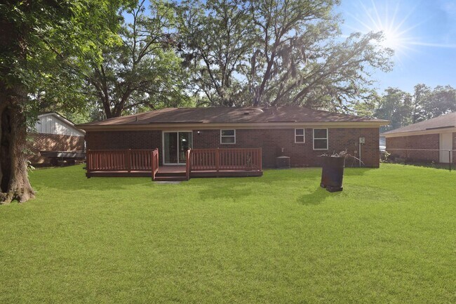 Building Photo - Settle Into Comfort in This Charming 3-Bedroom Home in Larchmont Estates