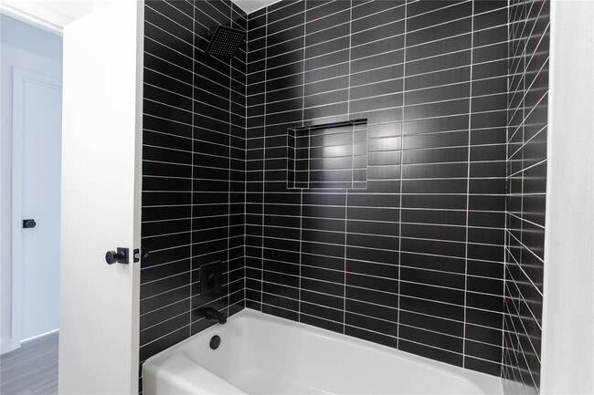 Building Photo - 2207 Southern Oaks Dr