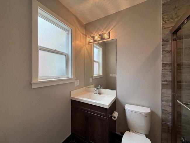 Building Photo - Spacious 1BD/1BA with In-Unit Laundry – Prime Commuter Location
