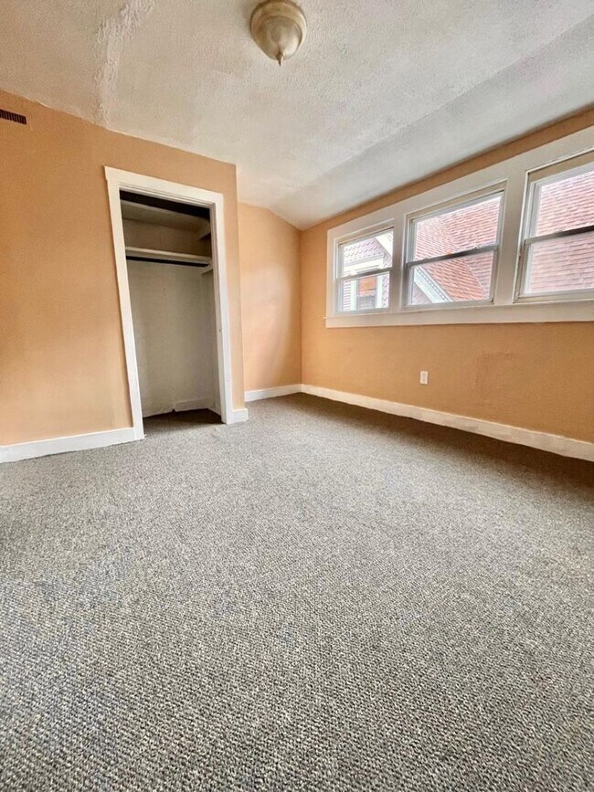 Building Photo - 67 Derby Ave