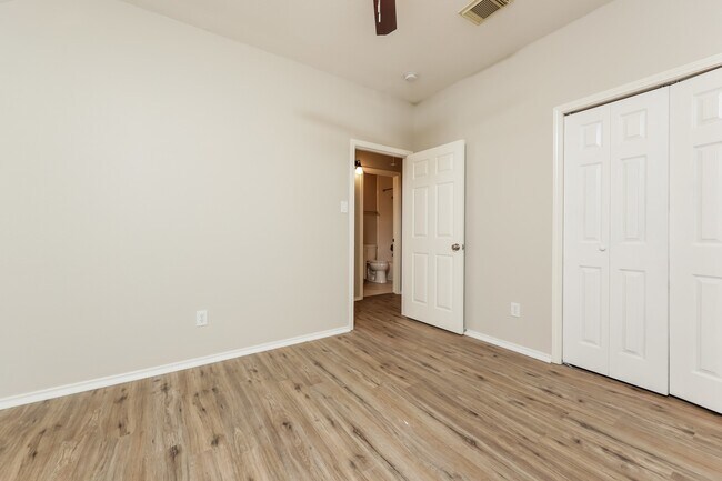 Building Photo - 8835 Vista Springs Dr