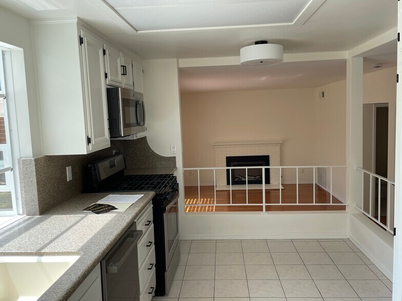 Building Photo - 1543 Calle Violetas