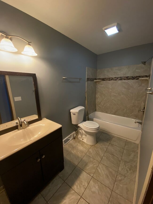 Building Photo - 2 Bedroom Single Family