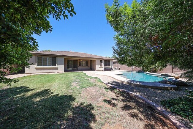 Building Photo - Welcome to this stunning 3-bedroom, 2-bath...