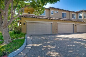Building Photo - Immaculate Town Home in the Valencia Commu...