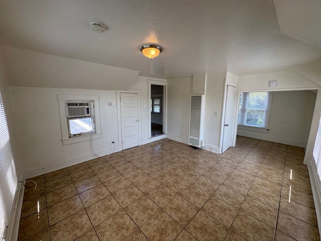 Building Photo - Cozy Upstairs Unit in Dinuba Near Shopping...