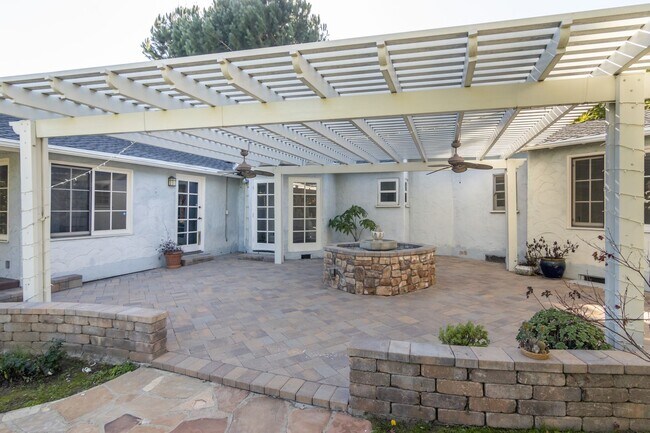 Building Photo - 4668 St Clair Ave