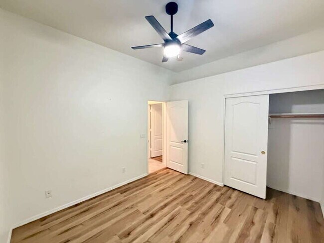 Building Photo - 885 W Aloe Pl