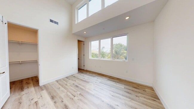 Building Photo - Gated | Light-Filled Townhouse | North Park