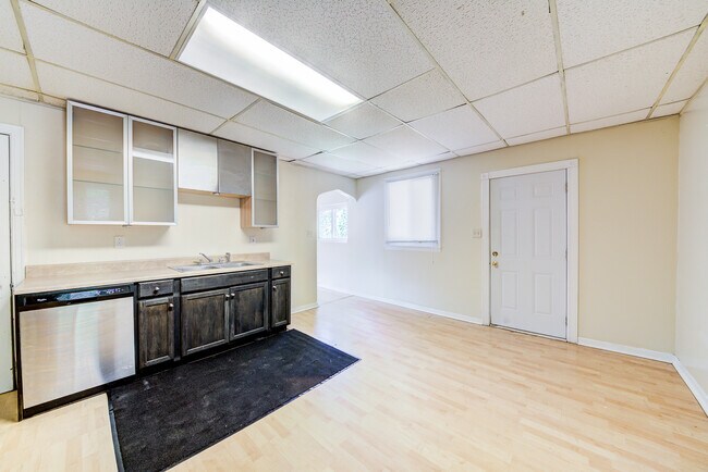 Building Photo - Available August 2024 - 3 Bedroom Home w/ ...