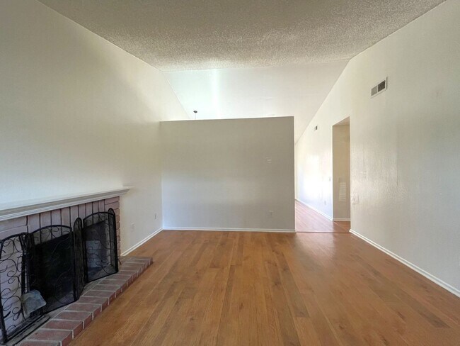 Building Photo - 3 bed, 2 bath located in Riverside!