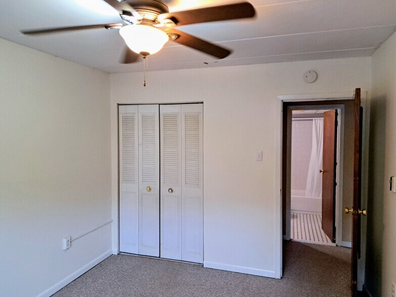 walk in closet in bedroom - 400 Glendale Rd