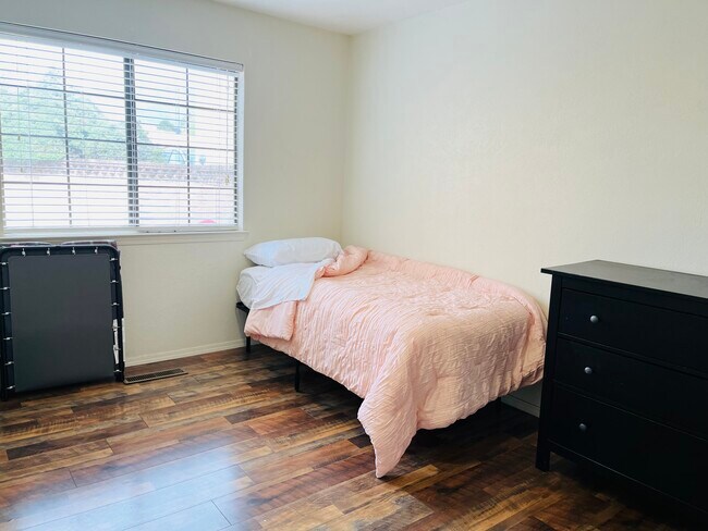 Second bedroom - 9810 Osuna Rd NE