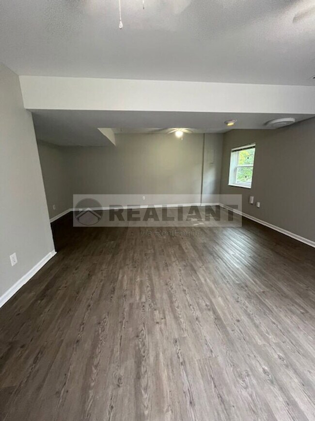 Building Photo - 487 Whispering Hills Dr