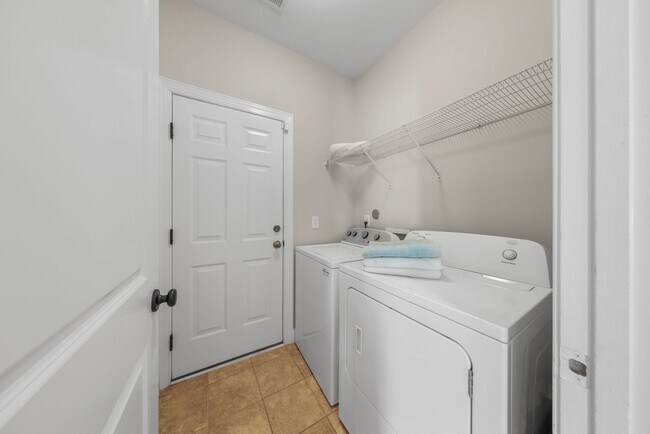 Building Photo - ~ COMPASS POINTE ~