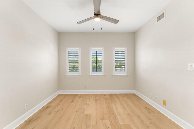 Building Photo - 1732 W County Hwy 30A