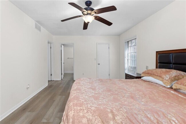 Building Photo - 6851 Roswell Rd