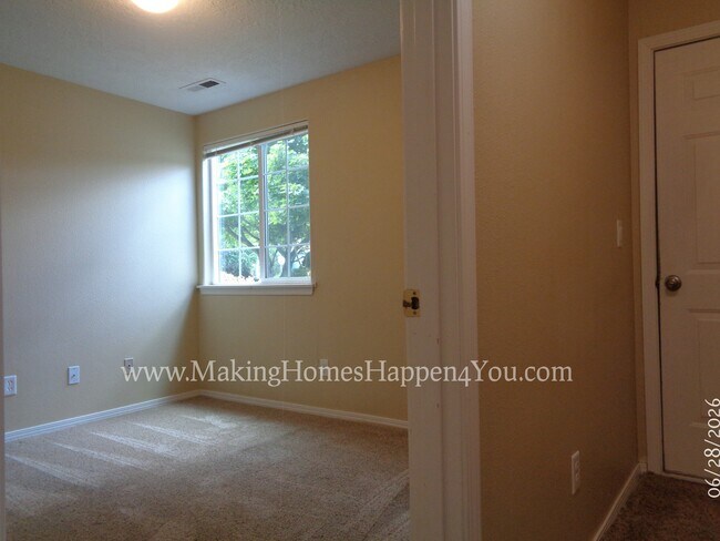 Building Photo - 260 SW Oregon Trail Dr
