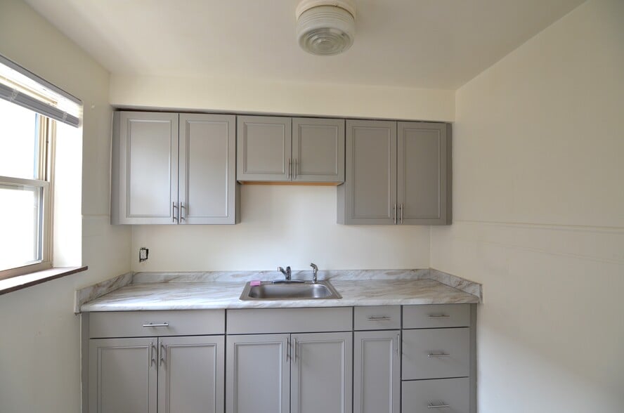Building Photo - 6609 Bantry Ave